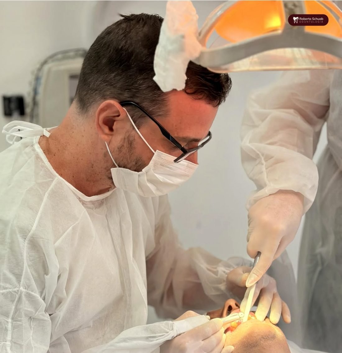 Dr. Roberto Schuab Jr. em atendimento odontológico planejado